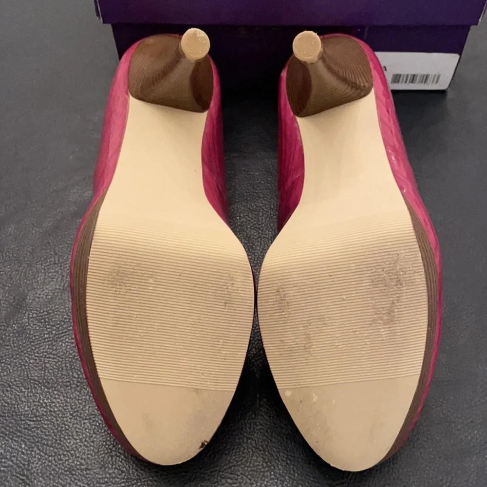 Beautiful Madden girl Steve Madden magenta pumps -slightly used, have box (mlb)